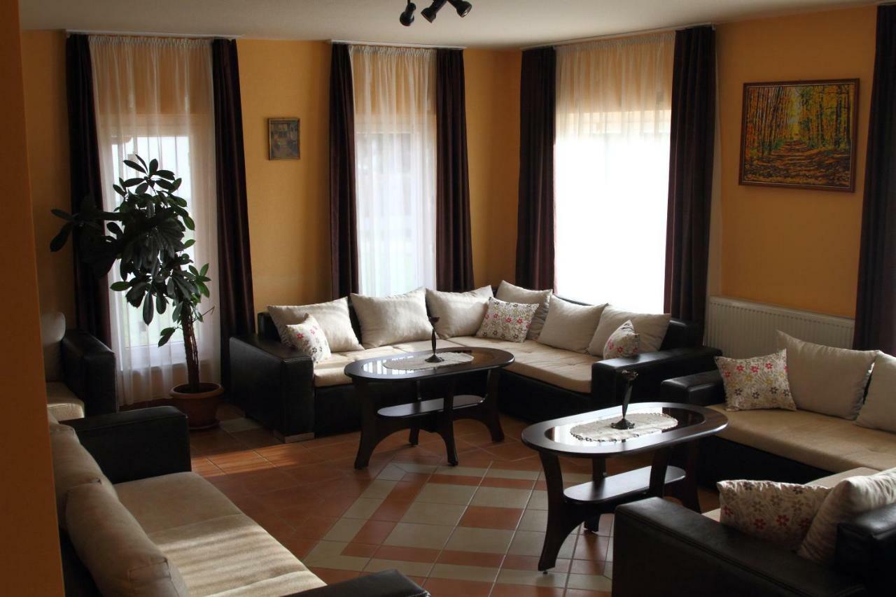 Viktor Vendeghaz Es Apartmanhaz Baktaloranthaza Екстериор снимка