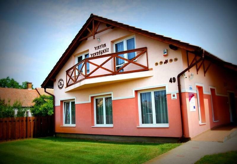 Viktor Vendeghaz Es Apartmanhaz Baktaloranthaza Екстериор снимка